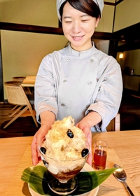 名高い丹波篠山産黒豆を使った「黒豆茶」を凍らせ、削ったかき氷＝小田垣豆堂