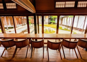 カフェからの眺め。目の前には現代美術家杉本博司さん設計の石庭＝小田垣豆堂