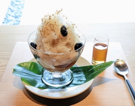 夏限定の「黒豆茶のかき氷」＝小田垣豆堂