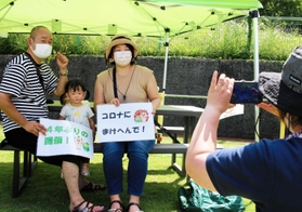 来年の「デカンショ祭」へ向けた市民のメッセージを、関係者が各地で撮影している＝丹波篠山市味間新