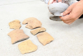 今回の調査で新たに見つかった埴輪片や須恵器の高坏（たかつき）片＝丹波市柏原町南多田