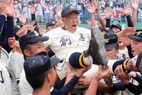 今夏の全国高校野球選手権岡山大会決勝で倉敷商を破って甲子園出場を決め、胴上げで宙に舞う創志学園・長沢宏行監督＝７月２５日、倉敷マスカットスタジアム