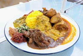 定番のスリランカチキンカレーと豆カレーのあいがけ。色とりどりの副菜も盛りだくさん＝丹波市柏原町母坪