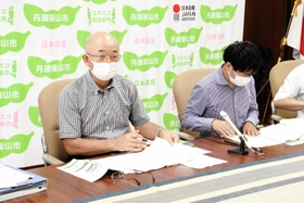 判決を受け、会見を開いた酒井隆明市長ら＝丹波篠山市北新町、丹波篠山市役所