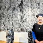 工房で、波打つような大作の前に立つ藤原さん。「墨と遊び戯れてきた」と語る＝丹波篠山市古市