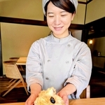 名高い丹波篠山産黒豆を使った「黒豆茶」を凍らせ、削ったかき氷＝小田垣豆堂