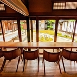 カフェからの眺め。目の前には現代美術家杉本博司さん設計の石庭＝小田垣豆堂
