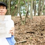 丹波市柏原地域の古墳の調査報告書を発行した東昭吾さん。奥は新たに発見した古墳時代中期のものとみられる「妻ヶ谷１号墳」＝丹波市柏原町南多田