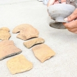 今回の調査で新たに見つかった埴輪片や須恵器の高坏（たかつき）片＝丹波市柏原町南多田