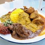 定番のスリランカチキンカレーと豆カレーのあいがけ。色とりどりの副菜も盛りだくさん＝丹波市柏原町母坪