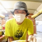 カレーを提供する店主の酒井克之さん。チキンカレーと豆カレーのあいがけ。色とりどりの副菜も盛りだくさん＝丹波市柏原町母坪