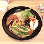鹿肉カレー。オーダーメードの丹波焼の黒い器が料理を引き立たせる＝丹波篠山市古市、素滋食堂
