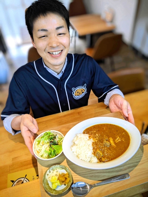 自慢の「篠山ビーフカレー」と店主の中林さん。ビーフブイヨンがベースのスープも、ルーに深みを与える＝丹波篠山市北新町