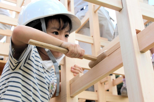 ジャングルジムを組み立てる子ども＝篠山チルドレンズミュージアム