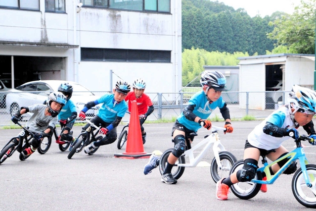コーナリングなどの練習に取り組む「ＳＰ　レーシング」の子どもたち＝丹波篠山市大山下、川代体育館