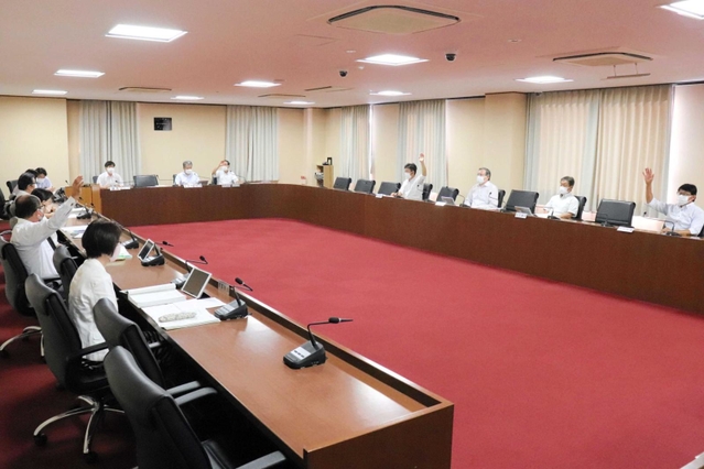 丹波市の燃やすごみ用指定袋半額化案を再び否決した市議会民生産建常任委員会＝１６日午後、丹波市氷上町成松