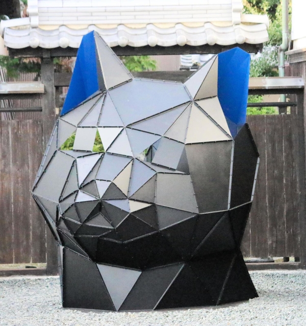 黒猫の頭をかたどった、高さ約２メートルの立体アート。中に入ることもできる。離れた場所には猫のしっぽも＝兵庫県丹波篠山市河原町