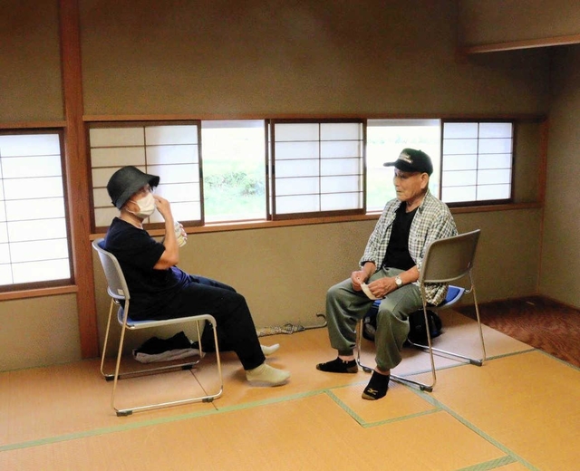 台風１４号の影響を心配し、自主避難所に身を寄せた住民＝ライフピアいちじま