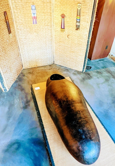 ミイラを思わせる河合桂さんの作品＝丹波篠山市河原町