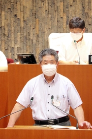 燃やすごみ用指定袋を半額にする条例改正案を提出する林時彦市長＝１日午前、丹波市氷上町成松