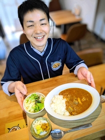 自慢の「篠山ビーフカレー」と店主の中林さん。ビーフブイヨンがベースのスープも、ルーに深みを与える＝丹波篠山市北新町