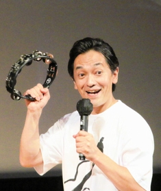 丹波にちなみ、コミカルなタンバリン演奏を披露した俳優大野泰広さん＝丹波市春日町黒井