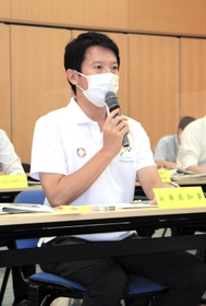 丹波地域の２市長らと意見交換する兵庫県の斎藤元彦知事＝丹波篠山市黒岡、市民センター