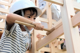 ジャングルジムを組み立てる子ども＝篠山チルドレンズミュージアム