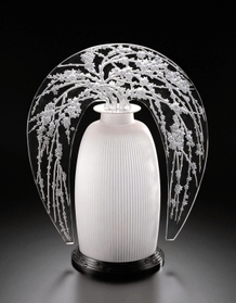 ルネ・ラリック作　大型常夜灯「エニシダの花と枝」（１９２０年）撮影・清水哲郎氏、北澤美術館蔵