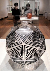 光を生かしたガラス工芸 アールデコの巨匠「ラリック」展開幕 兵庫陶芸