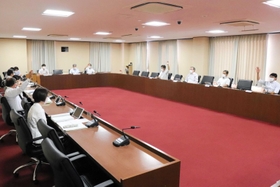 丹波市の燃やすごみ用指定袋半額化案を再び否決した市議会民生産建常任委員会＝１６日午後、丹波市氷上町成松