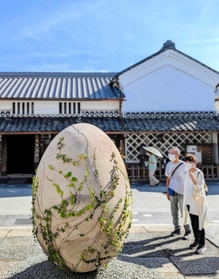 三宅之功さんのオブジェ。現代アートと趣のある和建築の競演が楽しめる＝丹波篠山市河原町