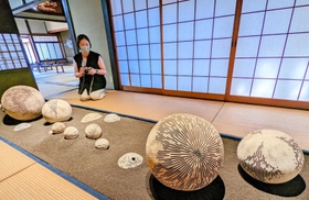 和室を異空間に変化させた大上裕樹さんの「陶」によるインスタレーション＝丹波篠山市河原町