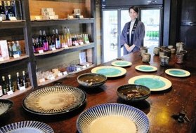 リニューアルから１周年を迎えた直売所。新進気鋭作家の手がけた器と代表銘柄の「小鼓」の共演がかなった＝丹波市市島町中竹田、西山酒造場