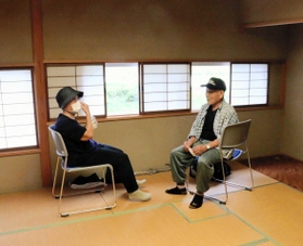 台風１４号の影響を心配し、自主避難所に身を寄せた住民＝ライフピアいちじま