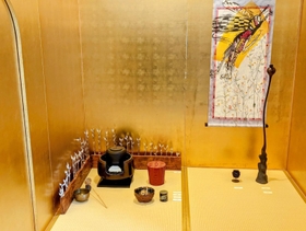 建築家の坂本直義さんらによる黄金の茶室＝丹波篠山市河原町