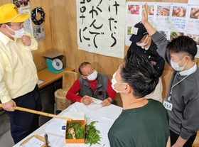 テンポ良く値が上がったマツタケの初競りの様子＝丹波篠山市郡家
