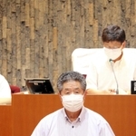 燃やすごみ用指定袋を半額にする条例改正案を提出する林時彦市長＝１日午前、丹波市氷上町成松