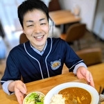 自慢の「篠山ビーフカレー」と店主の中林さん。ビーフブイヨンがベースのスープも、ルーに深みを与える＝丹波篠山市北新町