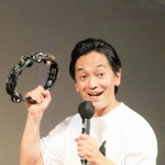 丹波にちなみ、コミカルなタンバリン演奏を披露した俳優大野泰広さん＝丹波市春日町黒井
