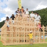 完成した木製ジャングルジムに登る子どもたちと篠山産業高校の生徒＝篠山チルドレンズミュージアム