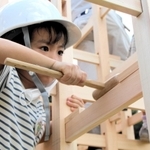 ジャングルジムを組み立てる子ども＝篠山チルドレンズミュージアム