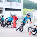 コーナリングなどの練習に取り組む「ＳＰ　レーシング」の子どもたち＝丹波篠山市大山下、川代体育館
