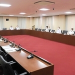 丹波市の燃やすごみ用指定袋半額化案を再び否決した市議会民生産建常任委員会＝１６日午後、丹波市氷上町成松