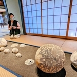 和室を異空間に変化させた大上裕樹さんの「陶」によるインスタレーション＝丹波篠山市河原町