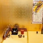 建築家の坂本直義さんらによる黄金の茶室＝丹波篠山市河原町