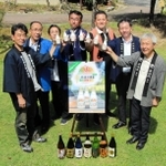 連携してブレンドに初挑戦した各蔵の代表者たち＝丹波悠遊の森