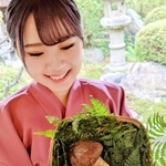 秋の風物詩といえる「マツタケの初競り」で、９５万円で落札された初物＝料理旅館「近又」