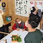 テンポ良く値が上がったマツタケの初競りの様子＝丹波篠山市郡家