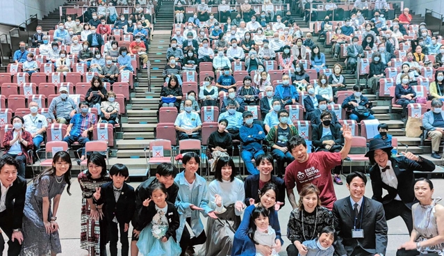 上映後、観客とともに記念撮影する映画のキャストやスタッフ＝９月３０日、春日文化ホール